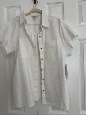 Athleta White Short-Sleeve Button-Down Shirt with Chest Pockets M.